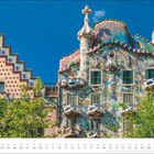 "DEZ" und Kalendertage unten. Bunte, verspielte Fassade eines berühmten Gebäudes mit welligem Dach und grünen Fensterläden.