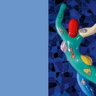 Text: "Blue Room". Eine bunte Skulptur eines Menschen vor einem dunkelblauen, mosaikartigen Hintergrund.