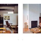 Links Seite 60, rechts Seite 61. Zwei Räume mit Holzstühlen, Regalen und Kunstwerken an weißen Wänden.