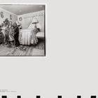 Text: "MOTHER ROBINSON Prop 8x10 Family Reunion". Eine stilvolle Schlafzimmeraufnahme mit einer älteren Frau und drei Kindern.