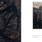 Links: Dunkle abstrakte Formen mit diagonalen Linien. Rechts: Beschreibung in Deutsch, Maltechnik und Maße.