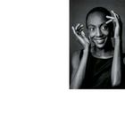 „126“ und „Almodó“. Schwarz-weiß Bild einer lachenden Person mit kurzem Haar und Händen nah am Gesicht.