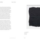 Text: "Falling into View: Anne Truitt’s Piths" und "Miguel de Baca". Rechts ist ein schwarzes, unregelmäßiges Quadrat auf Leinwand.