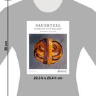 "Sauerteig. Einfach gut backen. Herzhaft und süß." Graues T-Shirt, Buchcover mit Brotdarstellung.