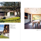 OBEN: Essbereich mit Blockbohlenwänden und modernen Küchenfronten. Außenansichten von Holzhäusern in alpiner Umgebung.