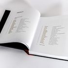 Offenes Buch mit Inhaltsverzeichnis. Überschriften und Seitennummern in schwarzem und goldfarbenem Text.