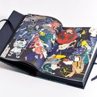 Japanische Schriftzeichen am Rand. Buntes, fantasievolles Buch mit farbenfrohen, mystischen Wesen und detaillierten Illustrationen.