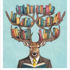 Illustration: Ein Hirsch im Anzug mit aufgeschlagenem Buch, dessen Geweih als Bücherregal fungiert.