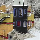 Oberer Bereich: Ein Turm im Schnee mit blauen Umrandungen. Unterer Bereich: Kalender für Dezember 2021, Tage in Blau markiert.