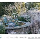 Im Dezember sind magische Gärten gefroren, mit Raureif bedeckt. Grüner Metalltisch und Stuhl, umgeben von winterlicher Natur.