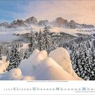 12 2023, Dezember-Kalenderblatt. Winterlandschaft mit schneebedeckten Bäumen, Bergen und rosa Abendhimmel.