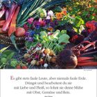 Text: "Es gibt stets faule Leute, aber niemals faule Erde." Einem Korb voller bunter Gemüse auf einem Tisch im Freien.