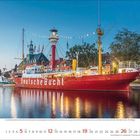 Text: "Deutsche Bucht". Ein rotes Schiff mit Lichterkette liegt abends im Hafen. Im Hintergrund sind Gebäude und Bäume.
