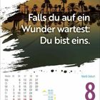 "Falls du auf ein Wunder wartest: Du bist eins." Kalenderseite mit Palmen und Wasser im Hintergrund.