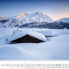 Monat 12, Jahr 2023, mit einer verschneiten Landschaft und Hütten vor Bergen im Hintergrund.