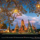 Dezember 2023. Kalendertage unten. Thailändischer Tempel bei Sonnenuntergang, beleuchtet von Laternen, umgeben von Bäumen.