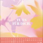 Kalenderblatt mit dem Text "TU ES FÜR DICH." vor verschwommenen, bunten Blumen und Dezember im Kalender 2027.
