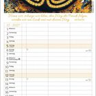 Zitat von Leo Tolstoi oben. Kalenderblatt Dezember 2027 unten. Gemälde mit Labyrinth-Muster in Gelb- und Brauntönen.