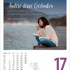 "Ändere deine Gedanken und du wirst die Bedingungen, in denen du lebst, ändern. Paramahansa Yogananda." Eine Frau am See.