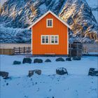 12, 2024; Kalender mit einem orangefarbenen Haus vor verschneitem Berg, umgeben von Schnee und einem kleinen Gewässer.