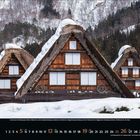 Dezember 2023, Kalender; drei traditionelle Holzhäuser mit schneebedeckten Dächern, Berglandschaft im Hintergrund.