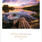 Wochenkalender 2027, Lebensweisheiten. Tropische Szene mit Palme und Sonnenuntergang auf einem Regal mit Pflanzen.