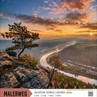 "MALERWEG, SÄCHSISCHE SCHWEIZ | SACHSEN". Blick von Felsen auf Flusslandschaft bei Sonnenuntergang, Bäume im Vordergrund.