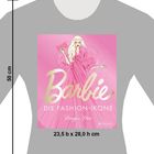 "Barbie: Die Fashion-Ikone" in Gold und Weiß, Illustration einer Frau in rosa Kleid. Maße: 23,5 b x 28,0 h cm.