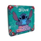 "Disney Stitch", "Die große Stitch-Box". Illustration: Blauer Alien vor türkisem Hintergrund mit Blumenornamenten.