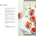 Mini-Cheese-Cakes Rezept mit Zutaten und Zubereitung. Rechts: Kleine Kuchen mit Erdbeeren und Basilikum auf einem Blech.