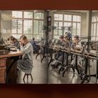 1940s. Personen arbeiten konzentriert an Uhren in einer Werkstatt mit großen Fenstern. Vintage-Atmosphäre.