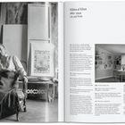 "Hilma af Klint 1862–1944 Life and Work" steht auf der rechten Seite. Links ist eine Frau, die nachdenklich sitzt.