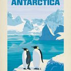 ANTARCTICA. Zwei Pinguine stehen auf einer Eisscholle vor einer Kulisse aus eisbedeckten Bergen und blauem Wasser.