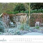 "Dezember", Kalender mit einer winterlichen Gartenlandschaft, frostbedeckte Pflanzen, weiße Stühle und Bäume im Hintergrund.