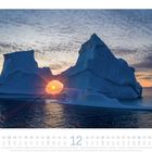 Der Text oben links lautet "Eisberge in der Diskobucht, Grönland." Ein Kalender zeigt unten das Datum 12, vor einem Eisberg mit Sonnenuntergang.