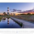 Kalenderseite für Dezember, zeigt einen Leuchtturm in einer grasbewachsenen Landschaft bei Sonnenuntergang.