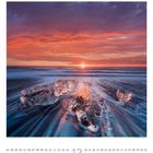 "12. Sonnenaufgang über dem Diamantenstrand, Island. Januar  | Druck auf HOLZ | rockz-adobe.com."  
Sonnenaufgang über dem Meer mit Eisstücken im Vordergrund.