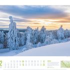 "12 2027"; "05 Sonntag"; "19 Sonntag"; Winterwald im Thüringer Wald, Schnee, Sonnenuntergang, verschneite Bäume.
