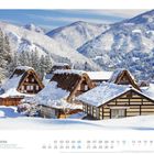 12: Japan, Gassho-Häuser in Ainokura, Nanto, Präfektur Toyama. Verschneite traditionelle Häuser vor bewaldeten Bergen.