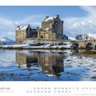 "12 Schottland: Eilean Donan Castle am Loch Duich. Kalenderansicht mit schneebedeckter Burg und Brücke im Hintergrund."