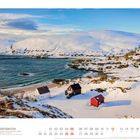 "Hurtigruten", "Fischerhütten auf der Insel, Sørøya, Finnmark, Norwegen". Schneebedeckte Landschaft mit Hütten am Meer. Kalender.