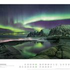 NORWEGEN. Nordlichter bei Tungeneset, Insel Senja. Eisige Küste, beeindruckende Polarlichter am Sternenhimmel.