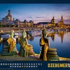 Dezemberkalender, Skyline von Dresden bei Abenddämmerung, drei Buddha-Statuen mit Blick auf Wasser und beleuchtete Gebäude.