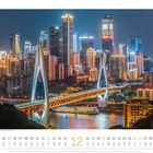 Text: "Dinganhomen Bridge in Chongqing über den Yangtsekiang - China". Moderne Stadtansicht bei Nacht mit beleuchteter Brücke.