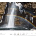 12 ISLAND  
Regenbogen am Wasserfall Gluggafoss  
Szenerie mit Wasserfall und Regenbogen, eingefrorene Eiszapfen.