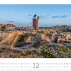 Ein Leuchtturm steht auf einer Düne mit Gras umgeben. Unten befindet sich ein Kalenderblatt für den Monat Dezember.
