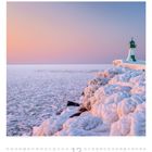 Kalenderseite mit Dezember-Daten. Winterliche Küstenlandschaft mit Leuchtturm, von Schnee und Eis umgeben, bei Sonnenuntergang.