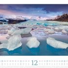 Treibeis in der Gletscherlagune Jökulsárlón, Australien. Kalenderblatt Dezember. Eislandschaft mit Bergen und Mond am Himmel.