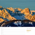 Kalender zeigt Februar 2027, 8. Woche. Panorama der verschneiten Karwendel-Berge im Sonnenlicht.