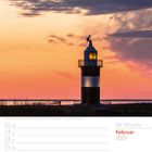 08. Woche, Februar 2027. "Leuchtturm Kleiner Preuße". Ein Leuchtturm vor einem orangefarbenen Abendhimmel.